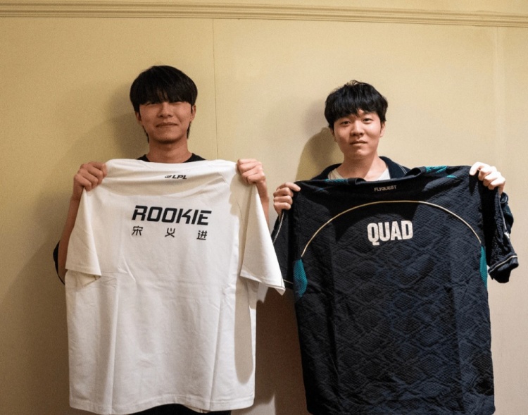 FLY分享队员与Rookie&amp;Wei交换队服：一次匆匆的交换队服